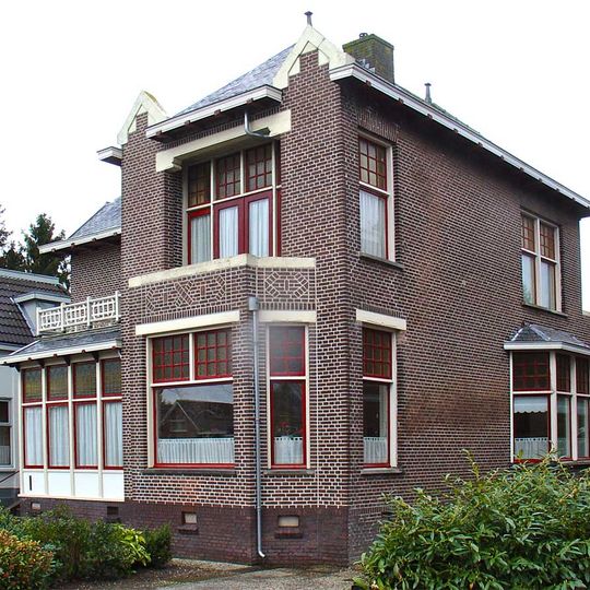 Rentenierswoning in rationalistische stijl met aangebouwde schuur