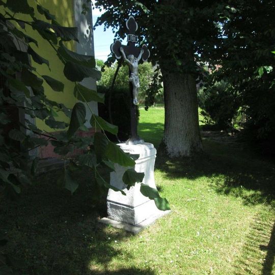 Kříž u kaple v Babíně