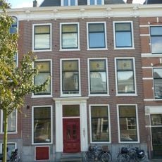 Pand met Lodewijk XIV gevel met kroonlijst op gesneden consoles en deuromlijsting