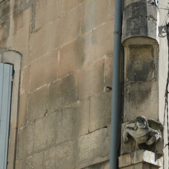 Niche d'angle vide mais soutenue par un cul-de-lampe sculpté dans la pierre