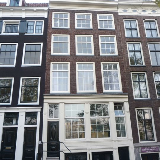 Pand met gevel onder rechte lijst met dakkapel