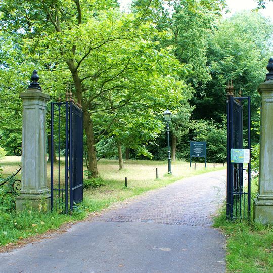 Huis Wolfslaar: hek bij de hoofdingang van het park