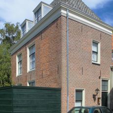 Pand met gevel met rechte kroonlijst