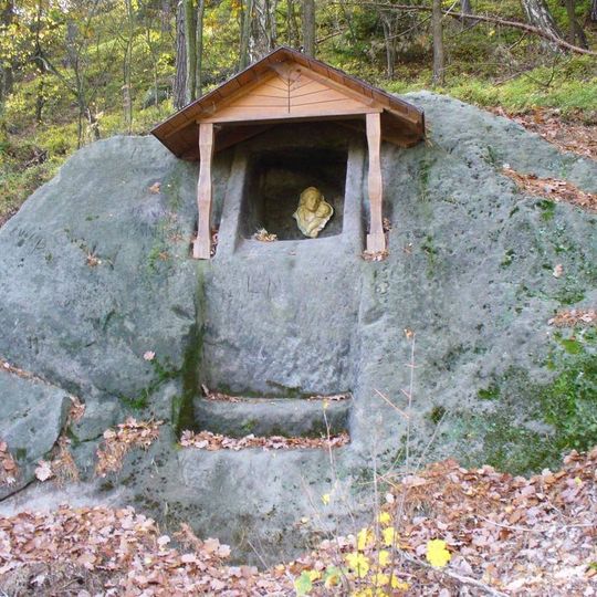 Skalní kaplička u silnice z Mařeniček do Kunratic
