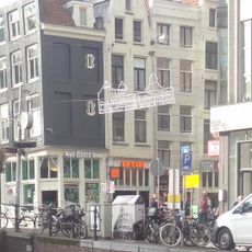 Pand met gepleisterde gevel onder rechte lijst