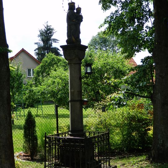 Sloup se sochou Panny Marie s Ježíškem