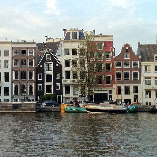 Laag pakhuis met puntgevel met vlechtingen