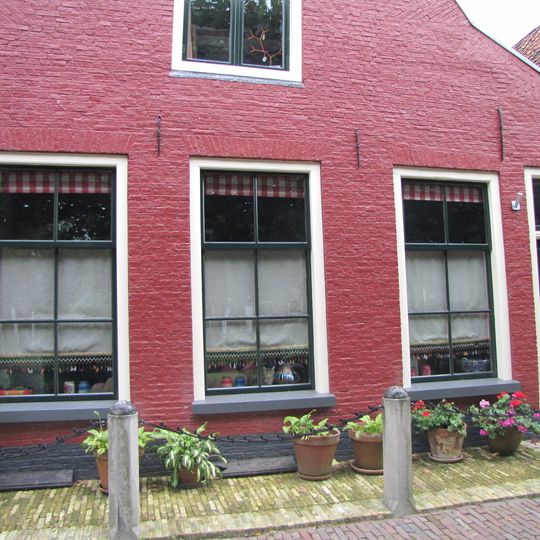 Pand onder zadeldak tegen puntgevel