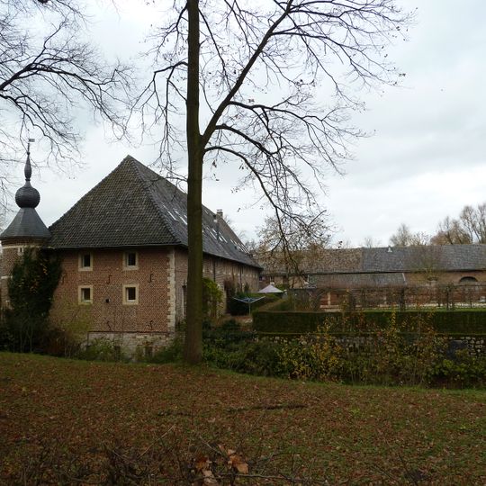Lemiers Castle: outbuilding with towers