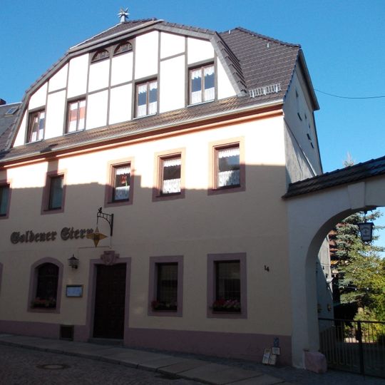Wohnhaus mit ehemaliger Gaststätte, Torbogen und Hinterhaus in geschlossener Bebauung Herrenstraße 14