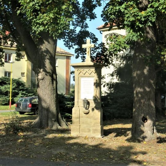 Kříž na rozcestí u domu 155 v Zahrádkách