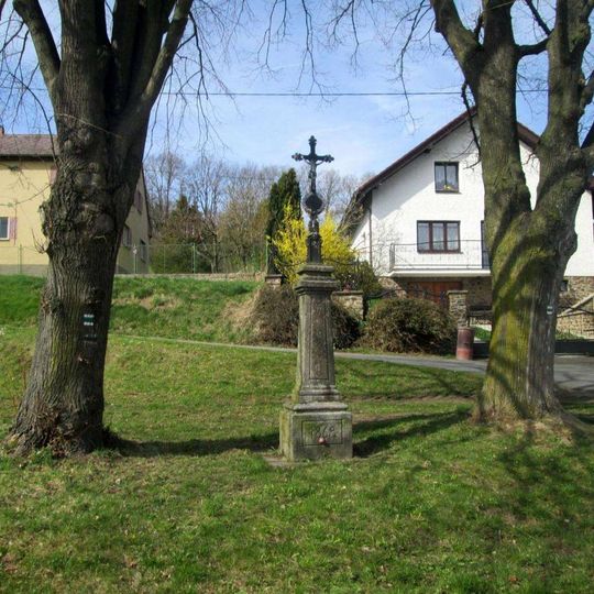 Kříž v Čejkovech u křižovatky