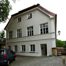 Ehemals Stiftsherrenhaus, dann Schule, jetzt Wohn- und Geschäftshaus