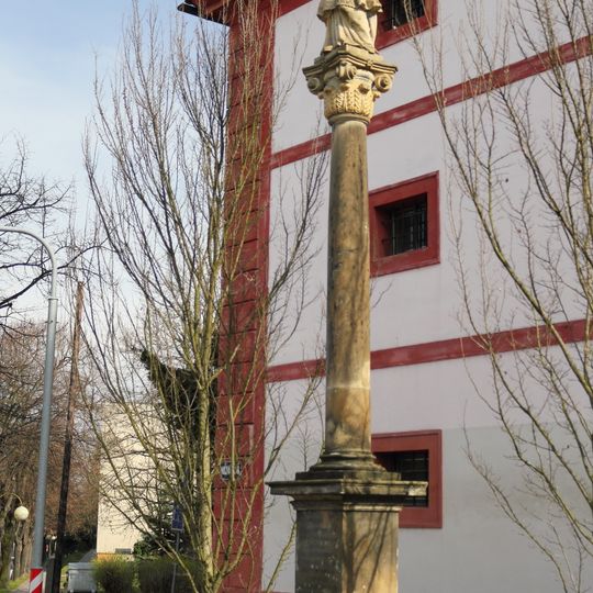 Sloup se sochou svatého Jana Nepomuckého