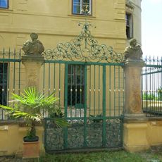 Busty v antickém stylu vpravo v ohradě zámeckého parku v Jezeří