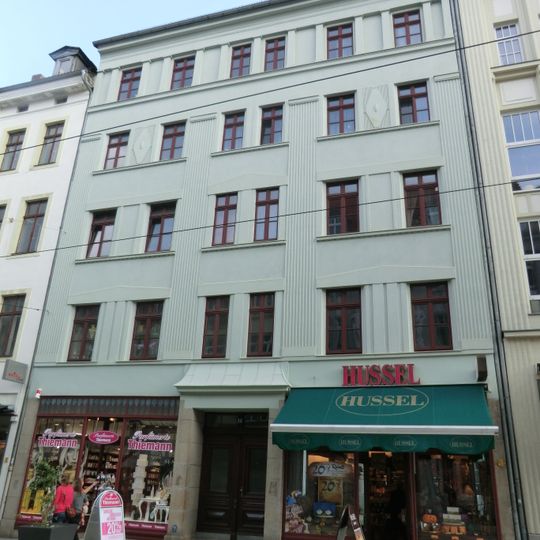 Mietshaus in geschlossener Bebauung, mit Läden mit originalen Fronten Berliner Straße 13
