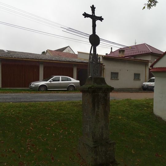 Kříž u kaple v Hodovíze