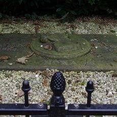 Grafmonument opgericht ter nagedachtenis aan de hond Nora geboren in 1893