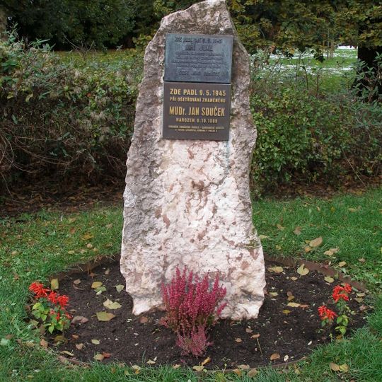 Pomník padlým v květnu 1945 v parku u ulice K Brusce