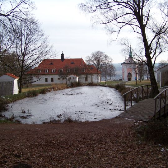 Lávka přes jezírko v barokním areálu Skalka