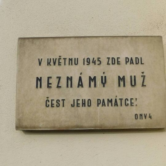 Pamětní deska neznámé oběti Pražského povstání v Táborské ulici v Praze