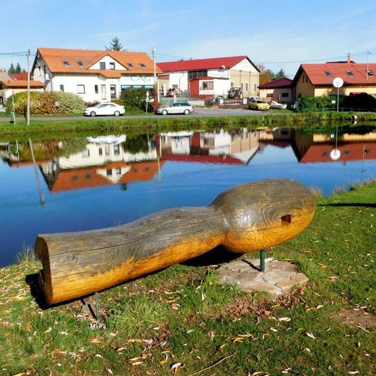 Rybář na návsi v Kytíně