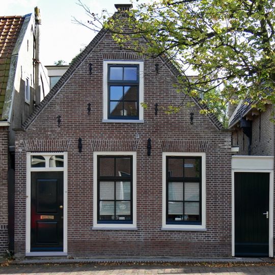 Huis met eenvoudige puntgevel