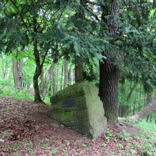 Památník u vrchu Dubensko