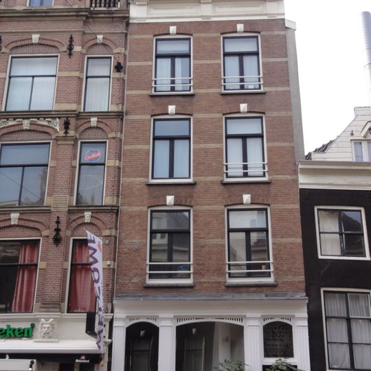 Huis met latere gevel onder rechte lijst waarop een dakvoorschot