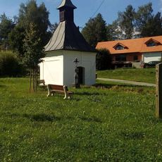 Kříž u kaple ve Velké Černé