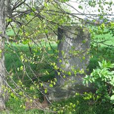 Kříž s ulomeným křížkem u silnice v Hudcově