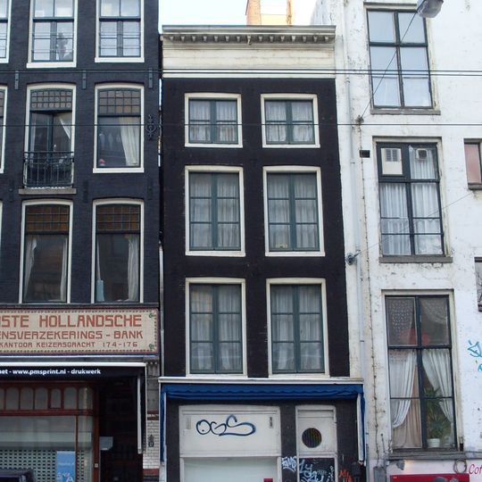 Pand met gevel onder rechte lijst