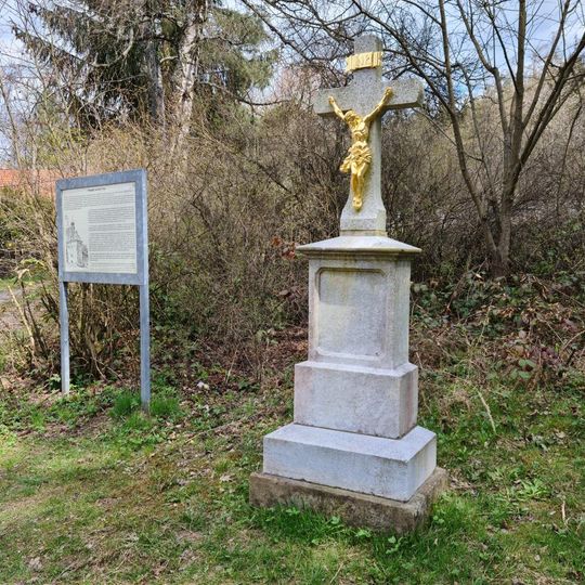 Kříž na vrchu Velíz západně od vrcholu