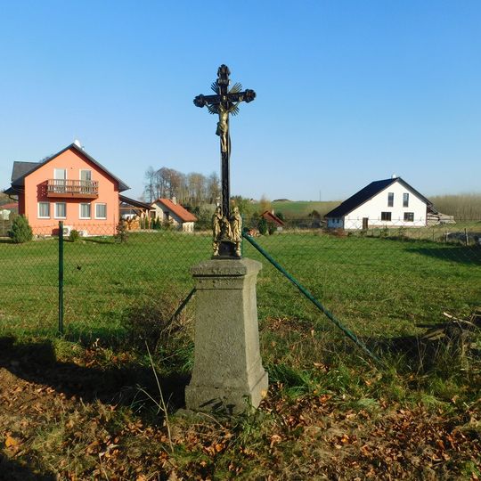 Kříž na křižovatce na jižním okraji Dobrohostova