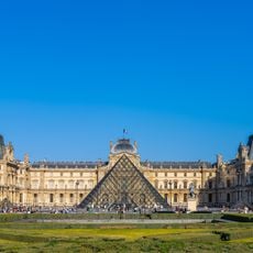 Glaspyramide im Innenhof des Louvre