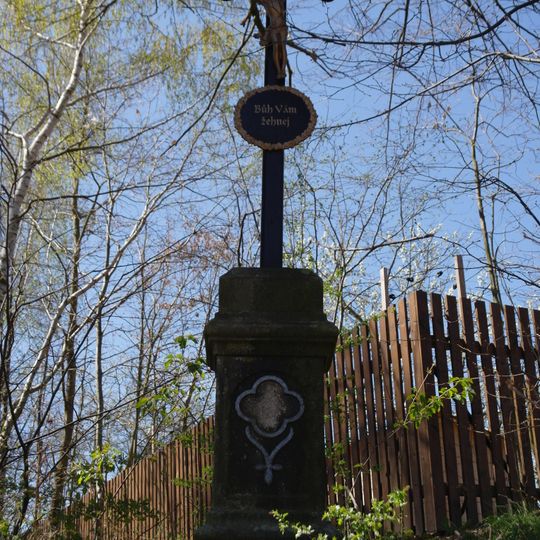 Kříž u Karhule na rozcestí