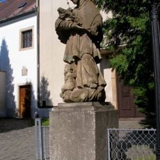 Františkánsky kláštor, socha na podstavci