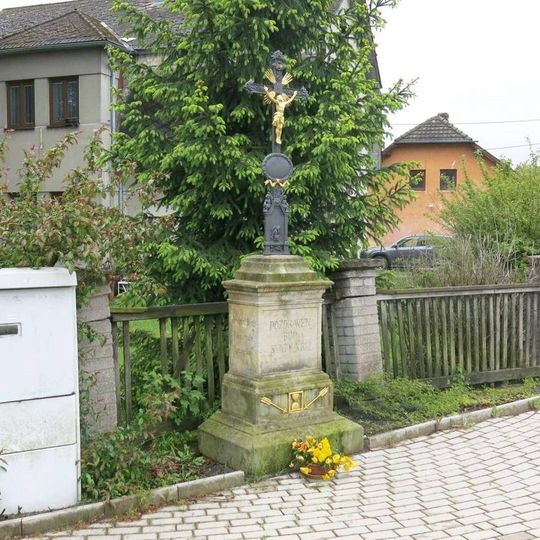Kříž na rozcestí v Jiráskově ulici v Rovensku pod Troskami