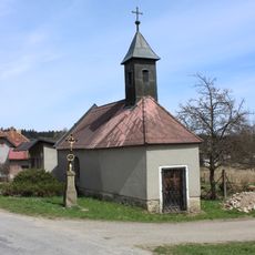 Kříž u kaple v Čejkově