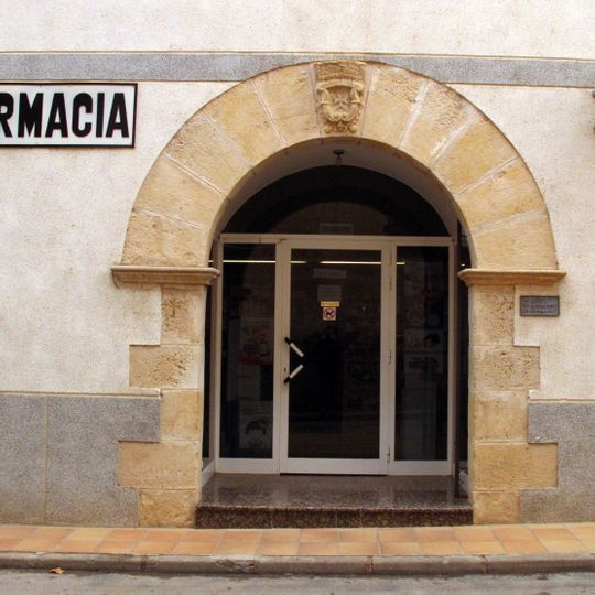 Portalada i escut al carrer de la Creu, 22