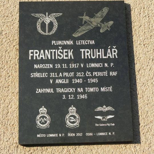 Pamětní deska Františka Truhláře na sokolovně v Lomnici nad Popelkou