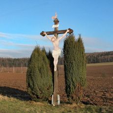 Dřevěný kříž ve Veleboři naproti hřbitovu