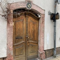 Haustür und Türportal eines Wohnhauses Karlstraße 2