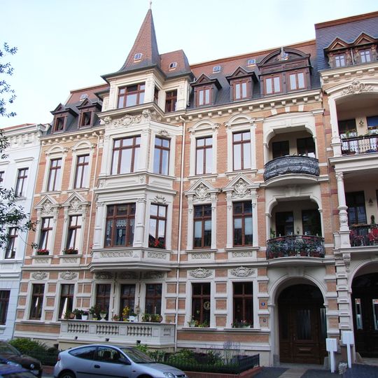 Mietshaus in geschlossener Bebauung mit Vorgarten Augustastraße 3