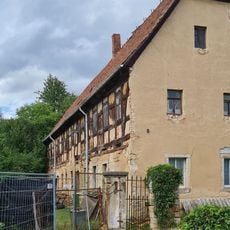 Wohnstallhaus, mit seitlich angelegtem Keller und Torpfeilern eines ehemaligen Vierseithofes Mauna 8