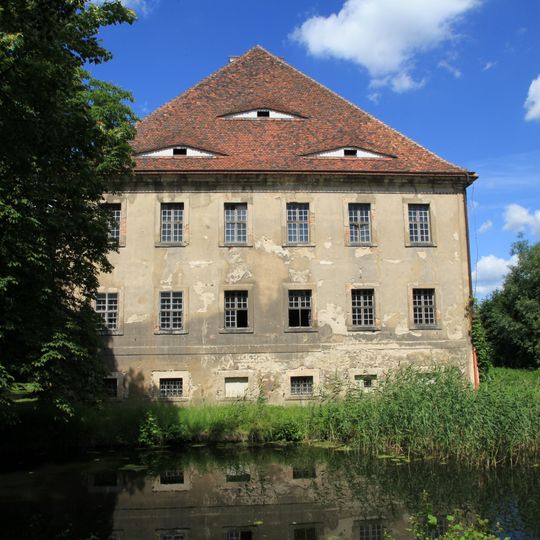 Wasserschloss mit umgebendem Wassergraben Kirchplatz 12