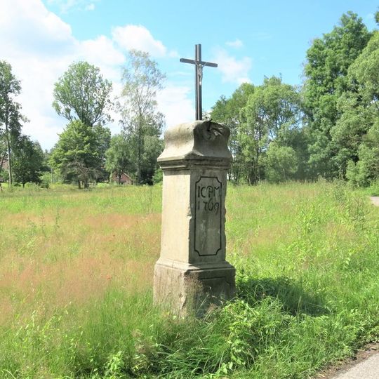 Kříž na rozcestí u domu 279 ve Starých Křečanech