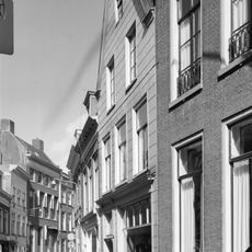 Pand met verdieping en zolderverdieping onder zadeldak tegen gepleisterde topgevel