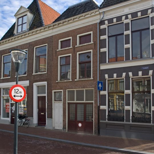 Eenvoudig pand met verdieping en lage tweede verdieping en geblokte kroonlijst