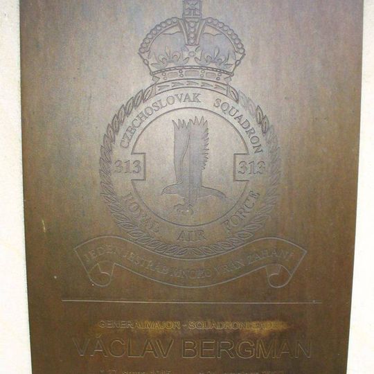 Pomník padlým a výročí samostatnosti na návsi v Domoušicích